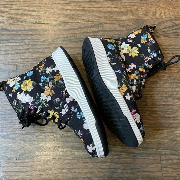 Dr Martens Newtons DF in Black Darcy Floral Print Women 6 - Picture 6 of 13